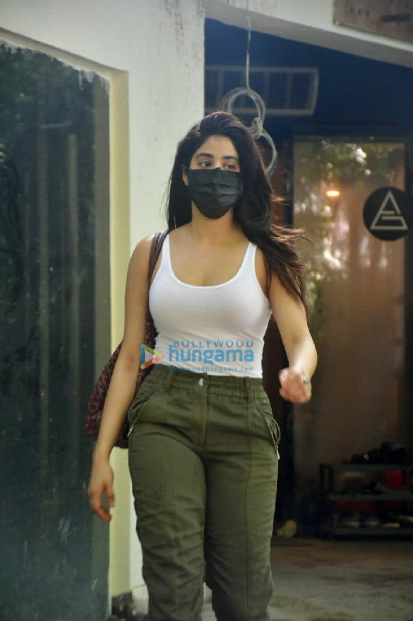 photos janhvi kapoor spotted outside a gym 3