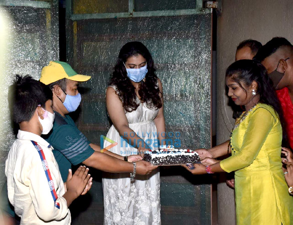 photos kajol celebrates her birthday with her fans 2