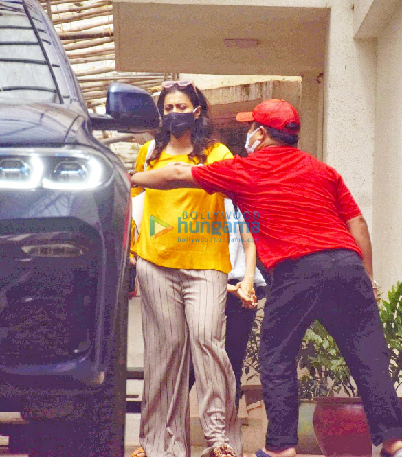 Photos: Kajol snapped at a dubbing studio in Juhu Photos: Kajol snapped at a dubbing studio in Juhu