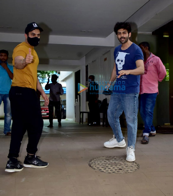 photos kartik aaryan and sunny singh snapped in juhu 2