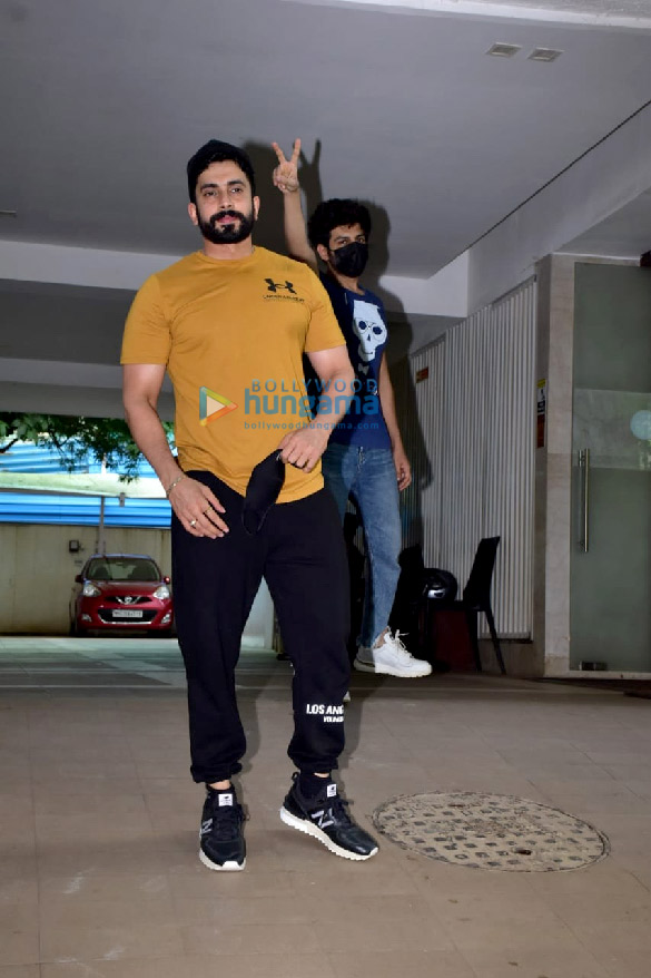 photos kartik aaryan and sunny singh snapped in juhu 4