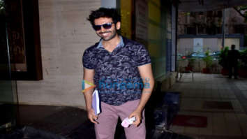 Photos: Kartik Aaryan snapped at Rohit Dhawan’s office in Juhu
