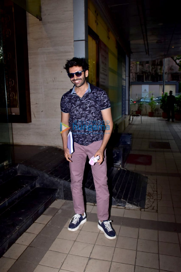 Photos: Kartik Aaryan snapped at Rohit Dhawan’s office in Juhu Photos: Kartik Aaryan snapped at Rohit Dhawan’s office in Juhu