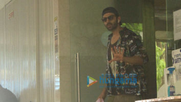 Photos: Kartik Aaryan snapped in Juhu