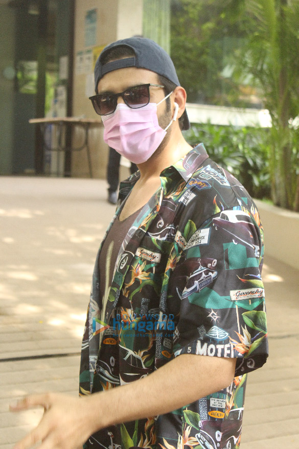 photos kartik aaryan snapped in juhu 3 12