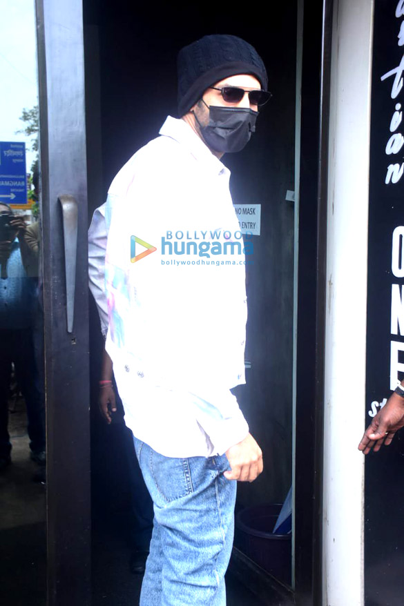 photos kartik aaryan spotted at bastian in bandra 2