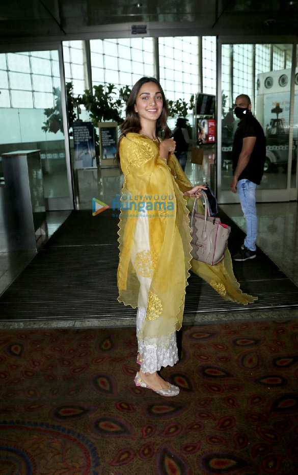 photos kiara advani mouni roy sidharth malhotra and others snapped at the airport 8
