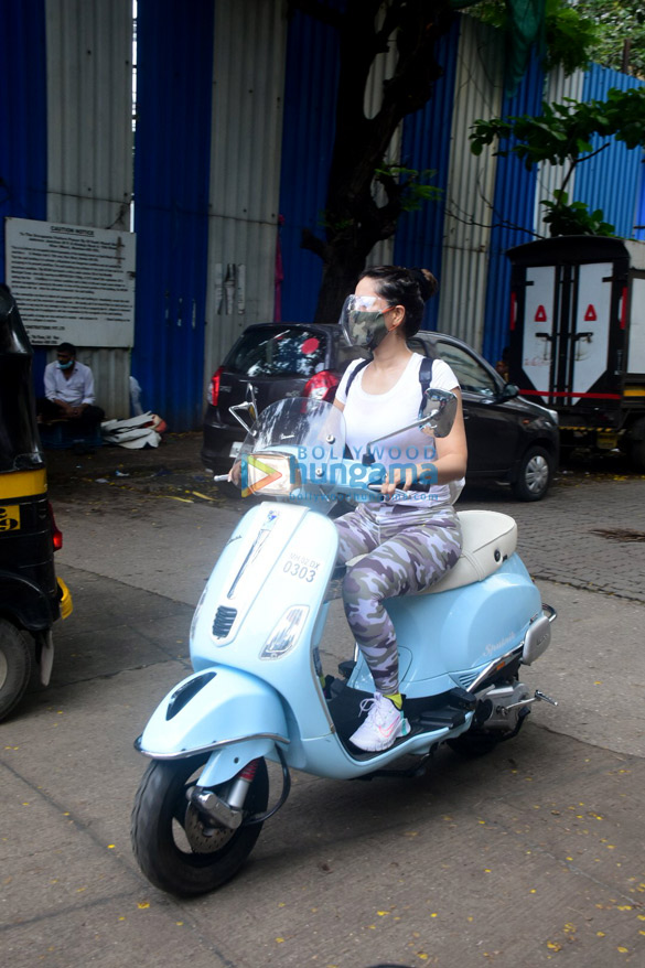 photos kim sharma spotted at bandra 3 2