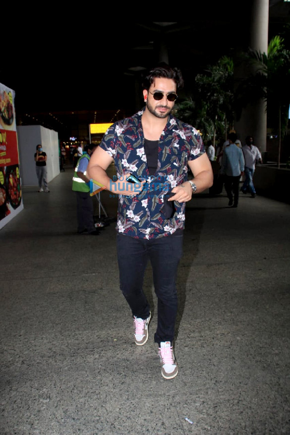 photos mika singh shirley setia and aly goni snapped at the airport 3