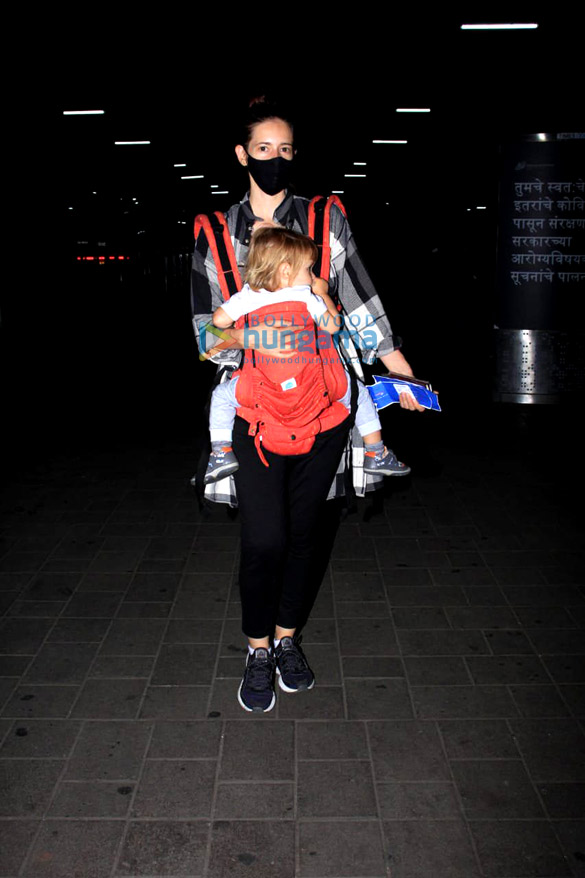 photos parineeti chopra and kalki koechlin snapped at the airport 2