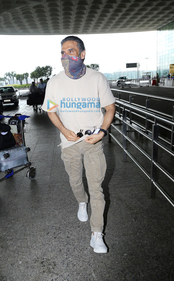 photos prachi desai and suniel shetty snapped at the airport 4