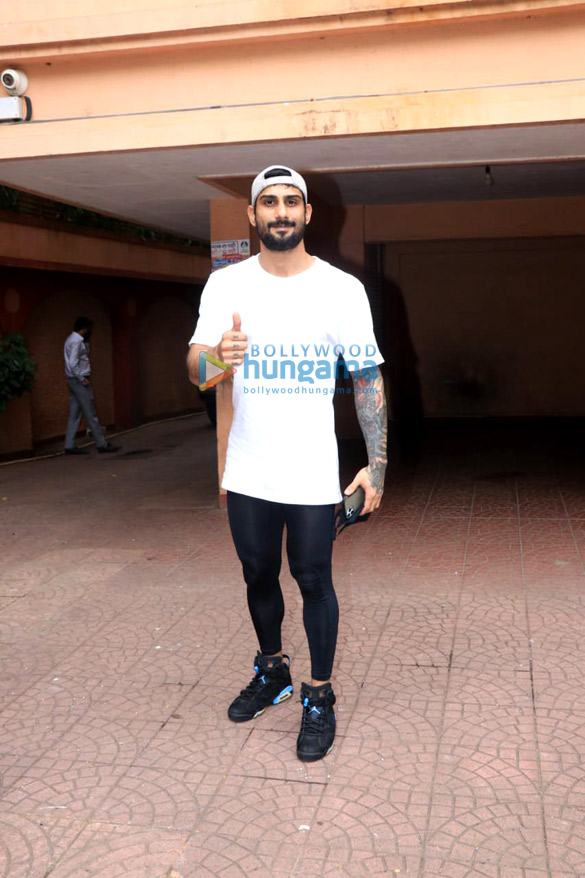 Photos: Prateik Babbar snapped in Bandra Photos: Prateik Babbar snapped in Bandra