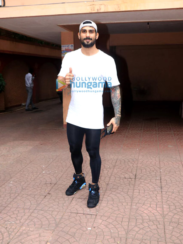 photos prateik babbar snapped in bandra 4