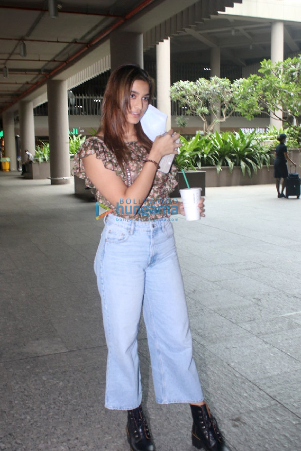 photos pulkit samrat kriti kharbanda sai tamhankar and others snapped at the airport1 3