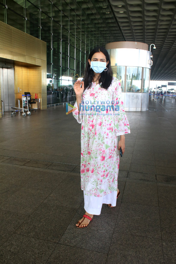 photos rakul preet singh sara ali khan radhika madan and others snapped at the airport 4