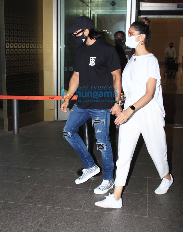 photos ranveer singh and deepika padukone snapped at the airport 3 2