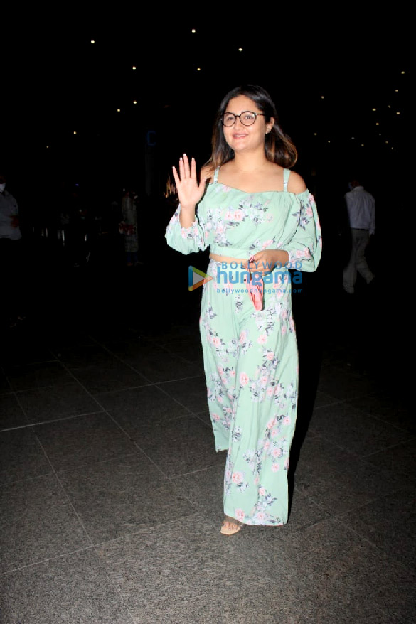 photos rashmika mandanna and rashami desai snapped at the airport 3