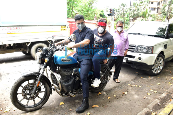 photos saif ali khan snapped at versova jetty 3