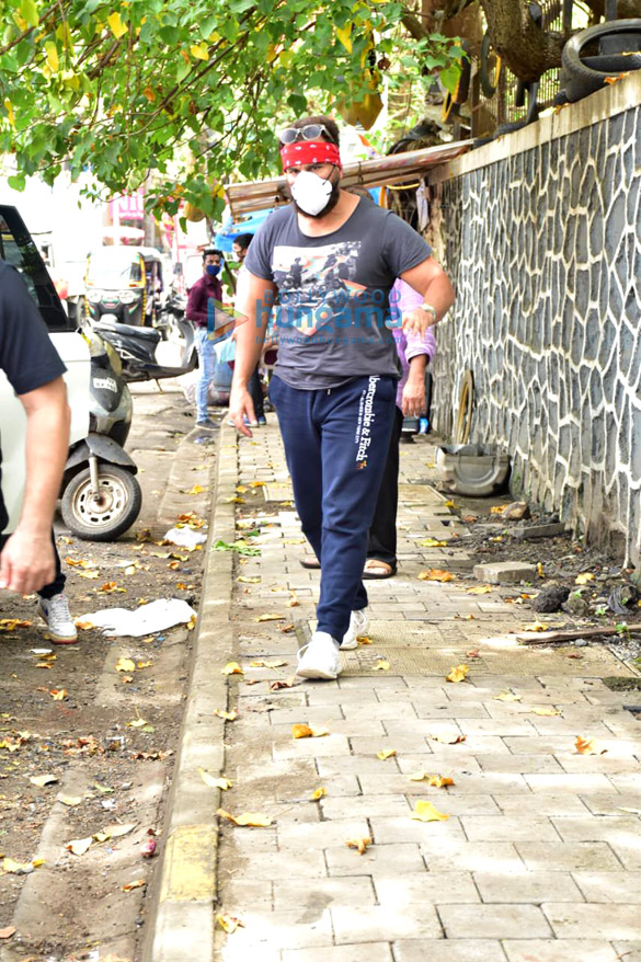 photos saif ali khan snapped at versova jetty 6