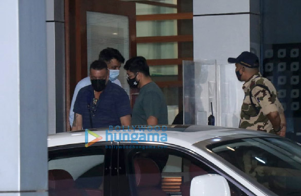 photos sanjay dutt and jubin nautiyal snapped at the airport 3