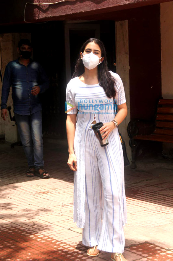 photos sara ali khan spotted at the gym in santacruz 1 2