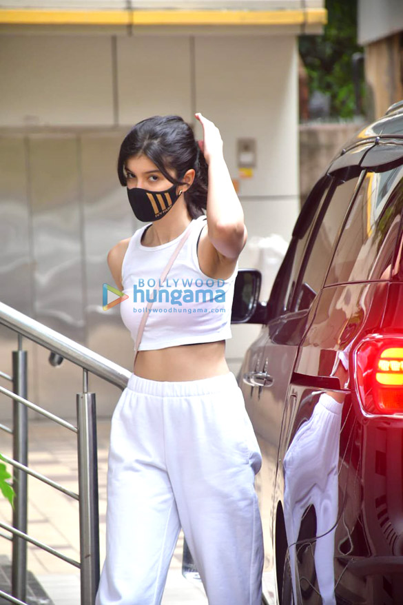 photos shanaya kapoor spotted at dance class 4