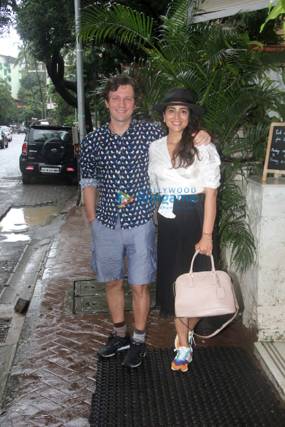 photos shriya saran spotted outside a cafe in bandra 1