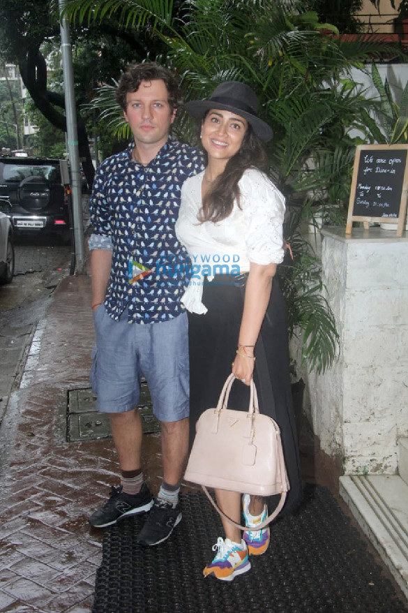 photos shriya saran spotted outside a cafe in bandra 2