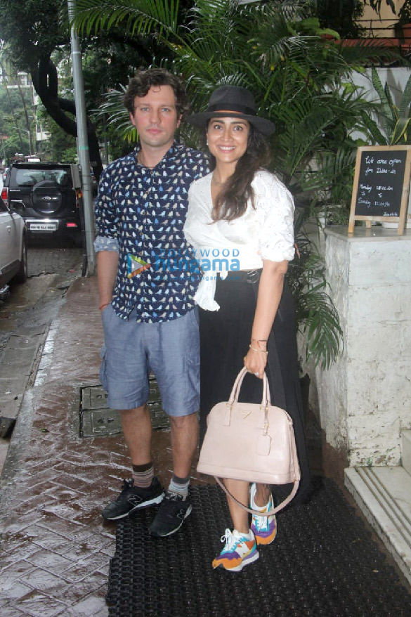 photos shriya saran spotted outside a cafe in bandra 4