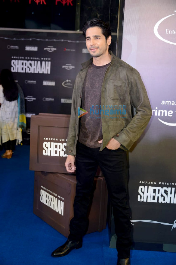 photos sidharth malhotra kiara advani and vikram batras family snapped at the screening of shershaah in new delhi 7