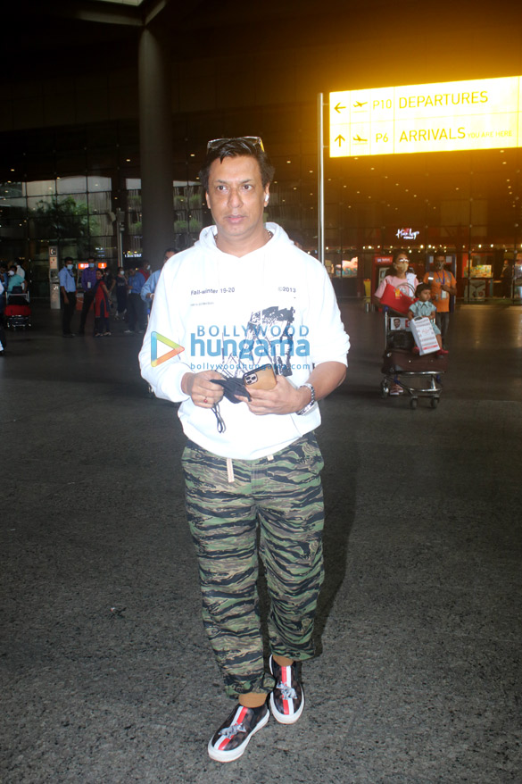 photos sonakshi sinha bhagyashree and madhur bhandarkar snapped at the airport 3