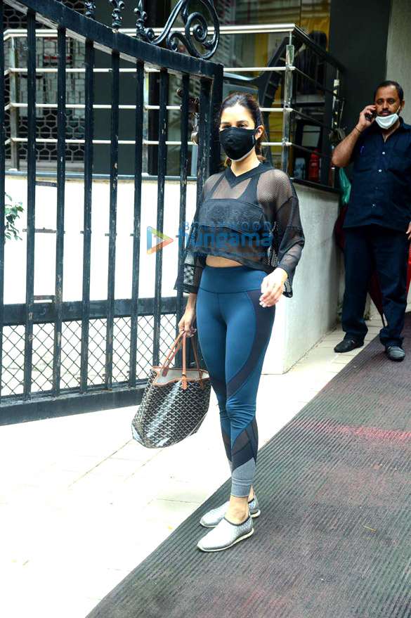photos sophie choudry snapped at the gym in bandra 3