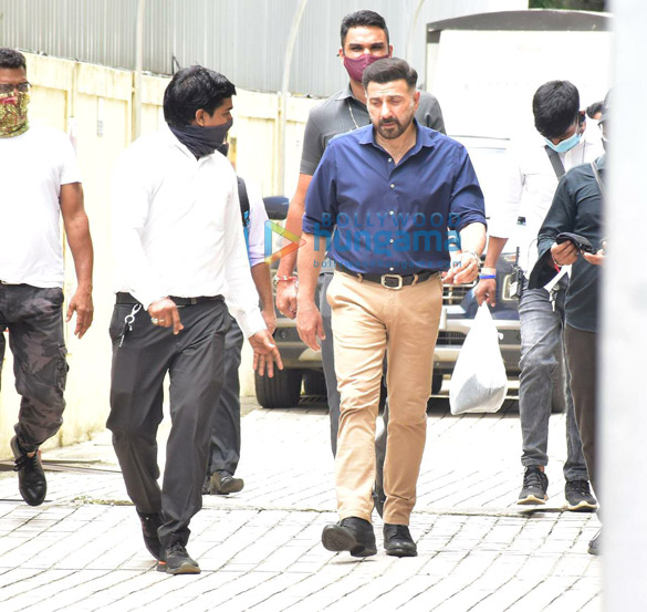 photos sunny deol pooja bhatt and shreya dhanwanthary snapped post shoot in juhu 6