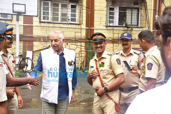 photos tusshar kapoor and dalip tahil spotted at national college 4
