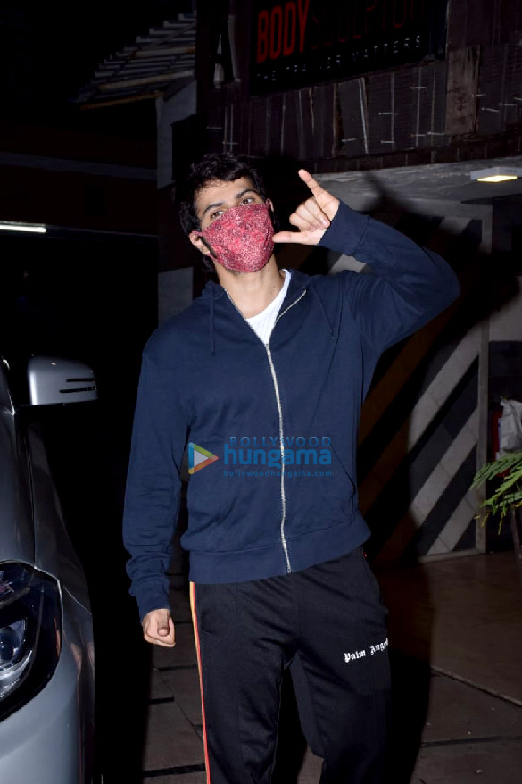 Photos: Varun Dhawan snapped at a gym in Juhu Photos: Varun Dhawan snapped at a gym in Juhu