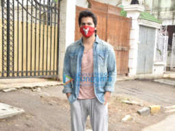 Photos: Varun Dhawan snapped in Juhu