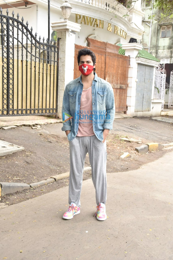 Photos: Varun Dhawan snapped in Juhu Photos: Varun Dhawan snapped in Juhu