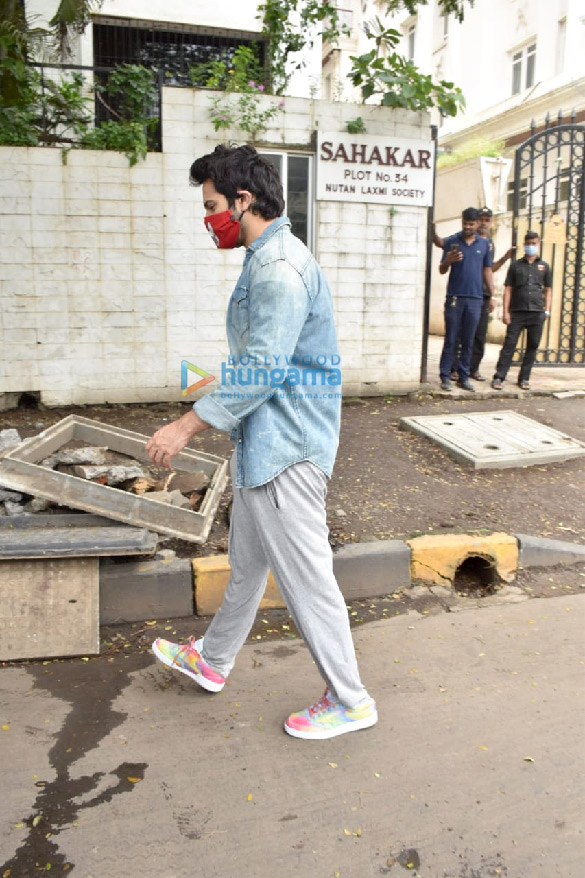 photos varun dhawan snapped in juhu 4 5