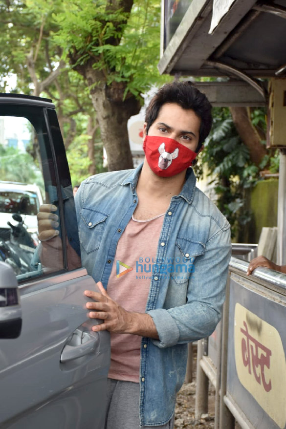 photos varun dhawan snapped in juhu 5 2
