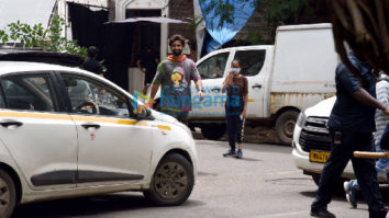 Photos: Vicky Kaushal and Kiara Advani snapped at shoot location