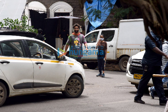 Photos: Vicky Kaushal and Kiara Advani snapped at shoot location Photos: Vicky Kaushal and Kiara Advani snapped at shoot location