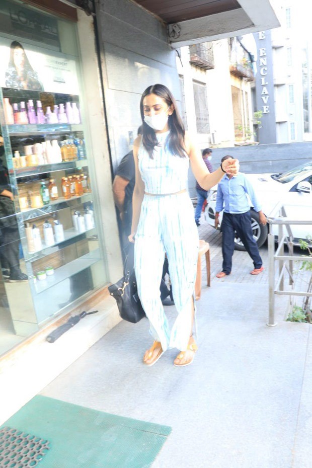 Rakul Preet Singh spotted at a Bandra Salon dressed casually and carrying a bag worth almost Rs. 2 lakh