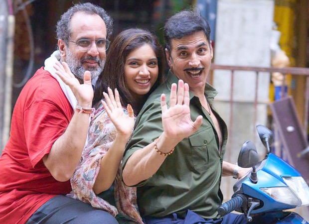 “I’m leaving the set a better actor”- Akshay Kumar bids adieu to the Mumbai sets of Raksha Bandhan with happy pictures