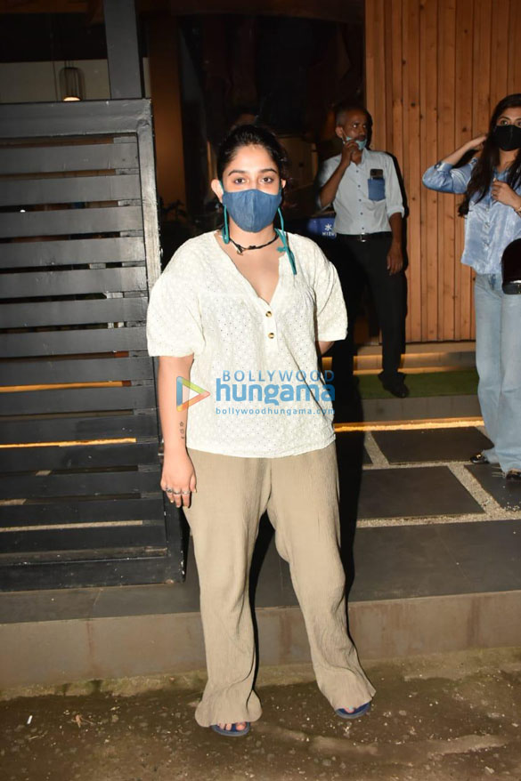 photos aamir khan snapped having dinner with his daughter at mizu in khar 3
