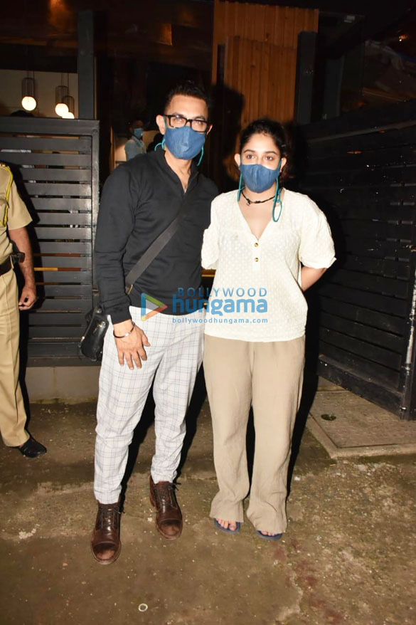 photos aamir khan snapped having dinner with his daughter at mizu in khar 5