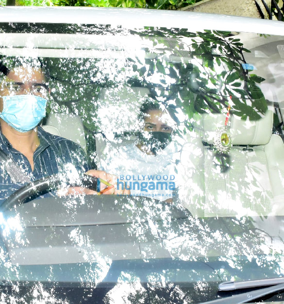 photos ajay devgn sidharth malhotra arjun kapoor and other celebs snapped at akshay kumars house in juhu 4