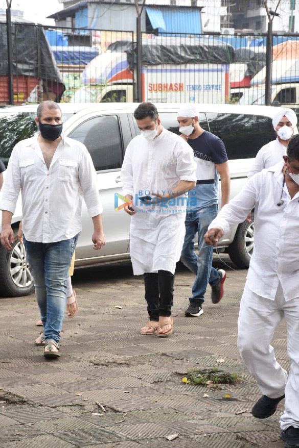 Photos: Celebs attend Aanand. L. Rai’s mother’s funeral in Oshiwara Photos: Celebs attend Aanand. L. Rai’s mother’s funeral in Oshiwara