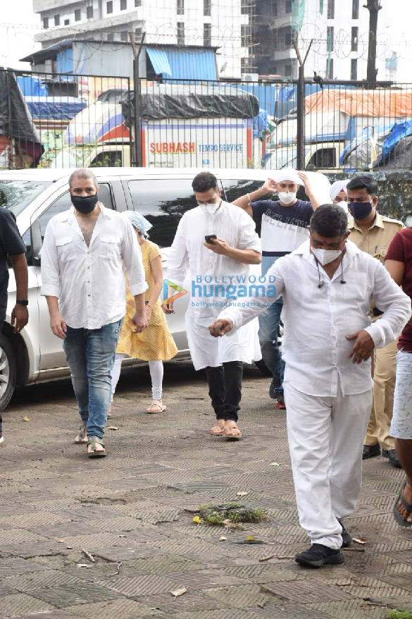 photos akshay kumar attends aanand l rais mothers funeral in oshiwara 4