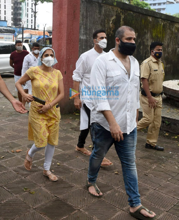photos akshay kumar attends aanand l rais mothers funeral in oshiwara 6