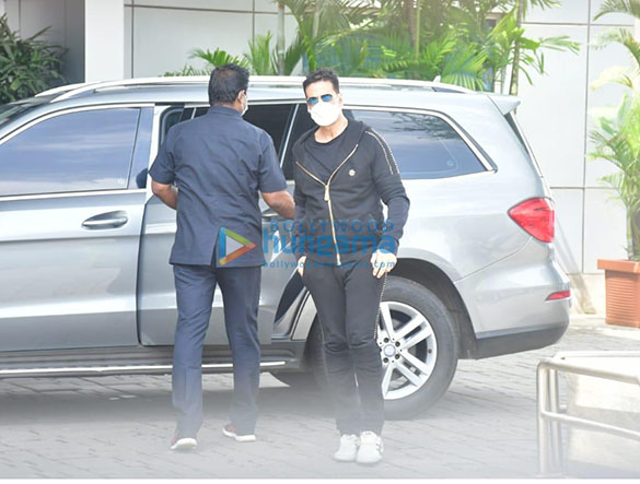 photos akshay kumar snapped with family snapped at kalina airport 8